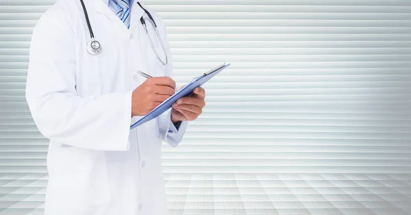 Doctor escribiendo en portapapeles contra persianas de ventana — Foto de Stock