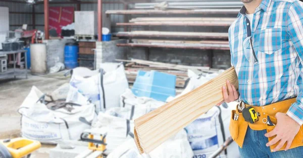 Handyman med verktygsbälte och planka — Stockfoto