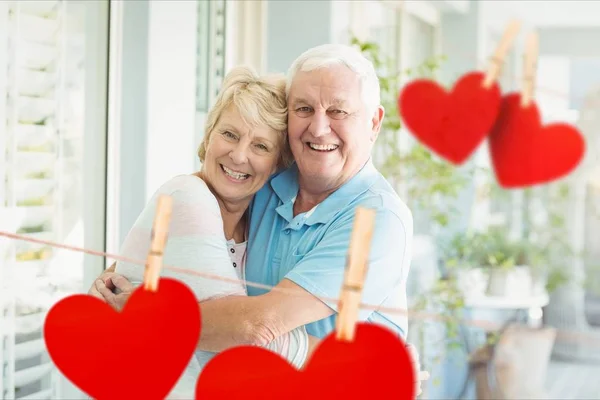 Senior koppel omhelzen elkaar — Stockfoto