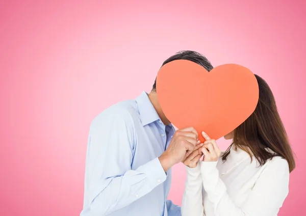 Casal romântico segurando forma do coração — Fotografia de Stock