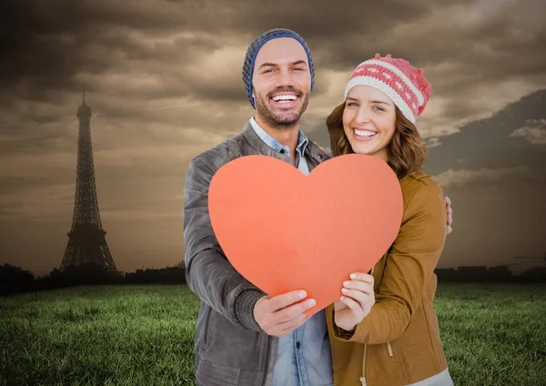 Coppia che tiene il cuore a torre eiffel — Foto Stock