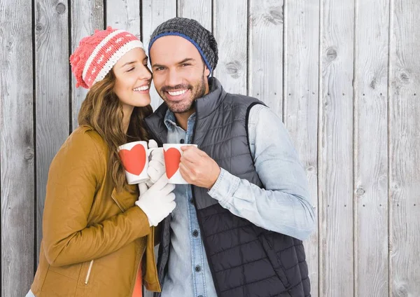 Romantiska par innehav kaffe muggar — Stockfoto