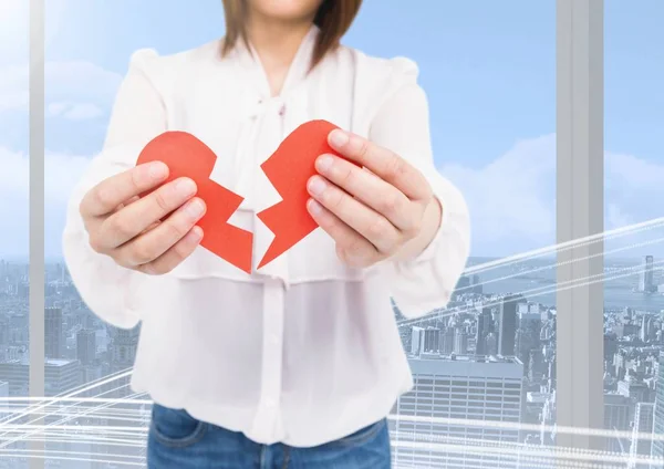 Mujer sosteniendo un corazón roto —  Fotos de Stock