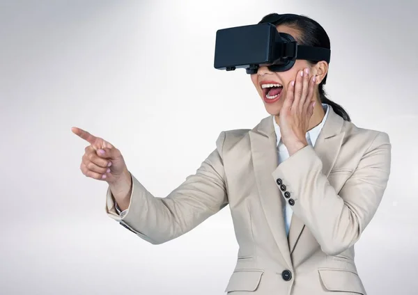 Επιχειρηματίας χρησιμοποιώντας σετ κεφαλής εικονικής πραγματικότητας — Φωτογραφία Αρχείου