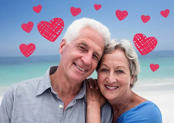 ビーチ上に立っている年配のカップル — ストック写真