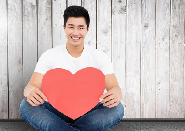 Uśmiechnięty mężczyzna trzyma kształt serca — Zdjęcie stockowe
