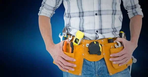 Handwerker mit Werkzeuggürtel um die Taille — Stockfoto