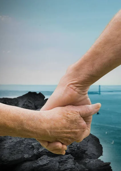 Primo piano di coppia che si tiene per mano — Foto Stock