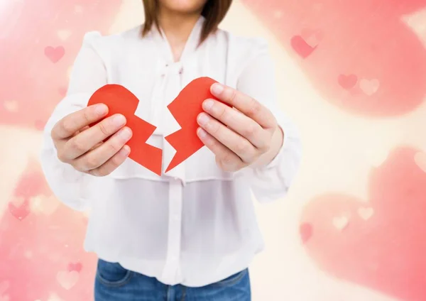 Mujer sosteniendo un corazón roto — Foto de Stock