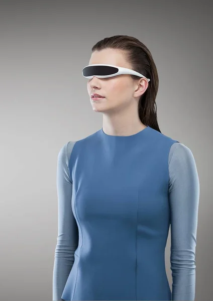 Mujer usando auriculares de realidad virtual —  Fotos de Stock