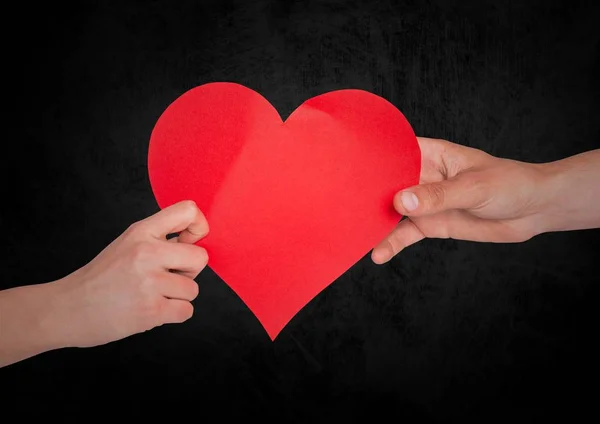 Pareja con corazón y fondo negro — Foto de Stock