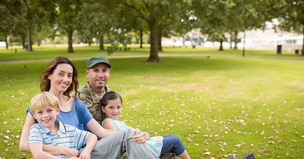 Familie zit in het park — Stockfoto