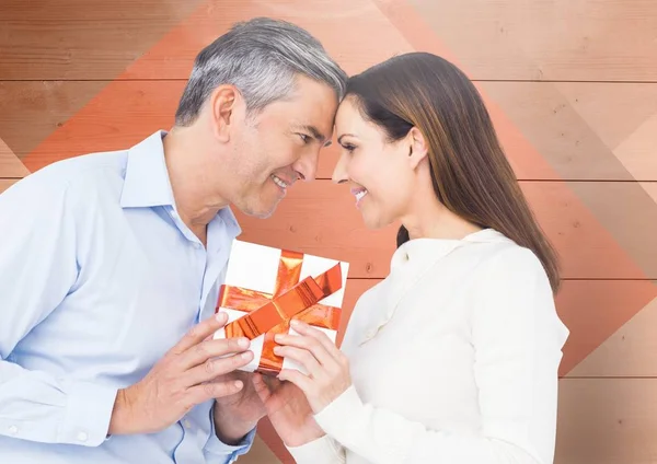 Hombre maduro dando un regalo a la mujer — Foto de Stock