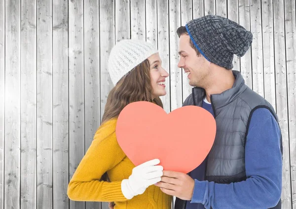 Casal romântico segurando coração — Fotografia de Stock