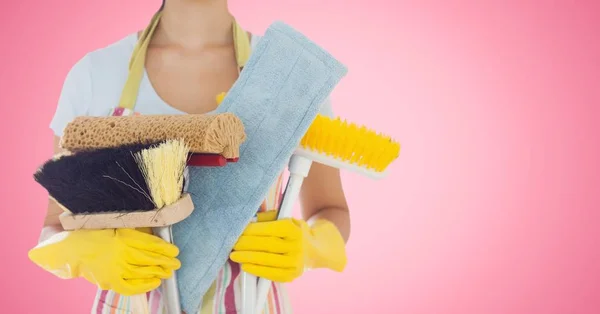 Mulher segurando equipamento de limpeza — Fotografia de Stock