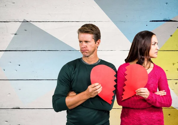 Smutný pár drží zlomené srdce — Stock fotografie