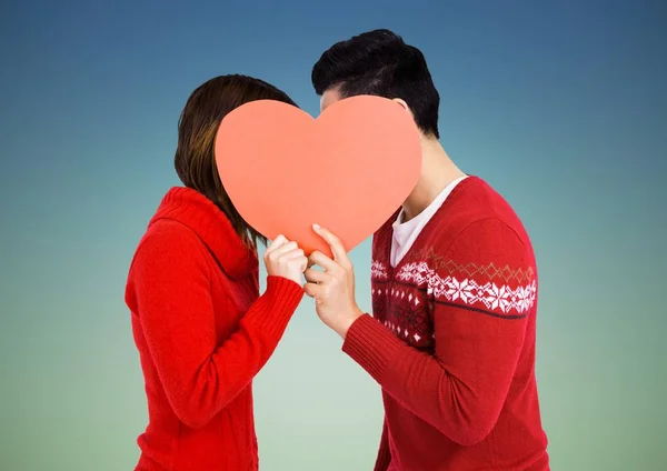 ロマンチックなカップルは心臓の形を保持しているとキス — ストック写真