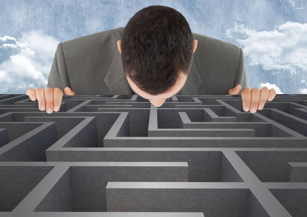 Empresário olhando para um labirinto — Fotografia de Stock