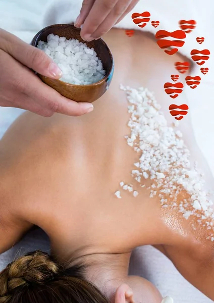 Mujer recibiendo masaje de sal marina en la espalda — Foto de Stock