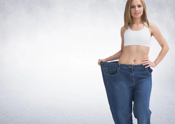 Mujer fitness en pantalones grandes — Foto de Stock