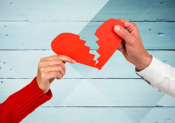 Handen van paar houden van een gebroken hart — Stockfoto
