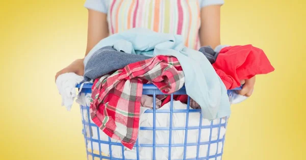 Limpeza segurando cesta de roupa — Fotografia de Stock
