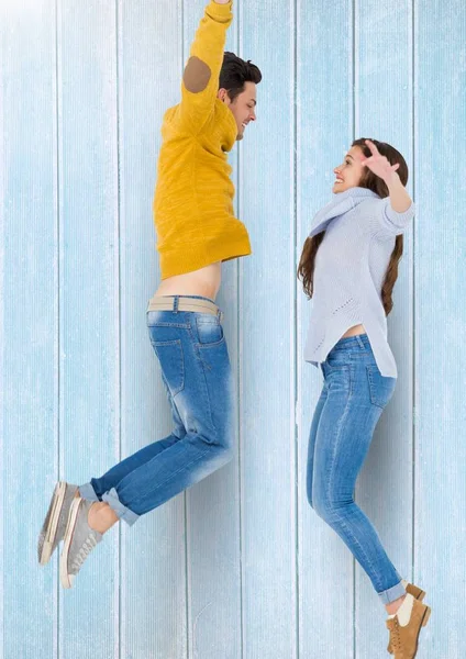 Emocionada pareja saltando juntos en el aire —  Fotos de Stock