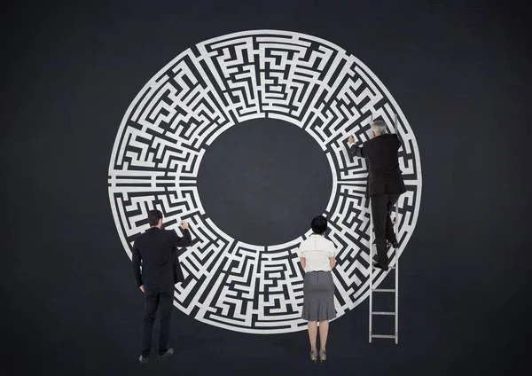 Empresarios escribiendo en la pared del laberinto — Foto de Stock