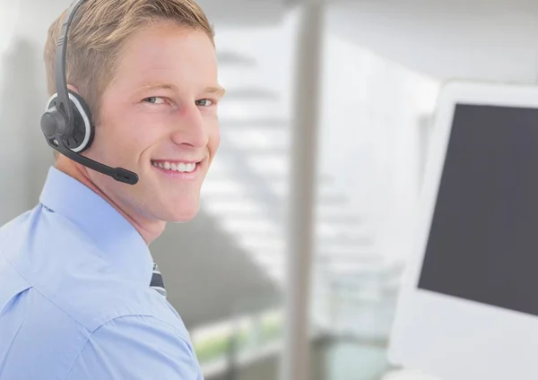 Uśmiechający się biznesmen z zestawu słuchawkowego — Zdjęcie stockowe