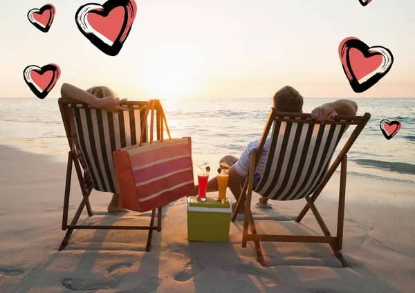 Пара розслабляється на пляжі — стокове фото