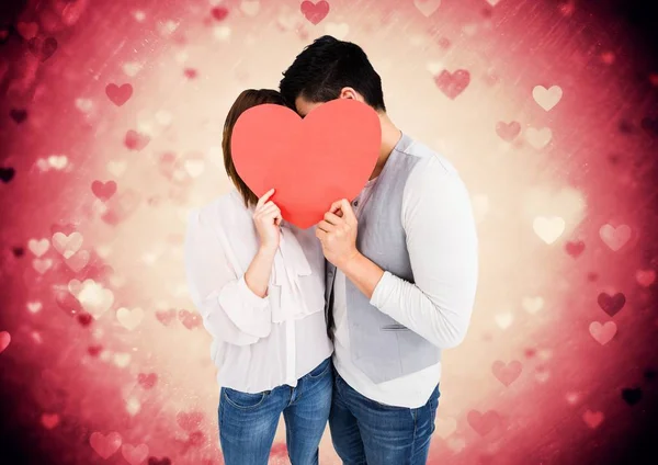 Kalp şekli tutan ve öpüşme Çift — Stok fotoğraf