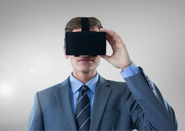 Uomo d'affari che utilizza cuffie realtà virtuale — Foto Stock