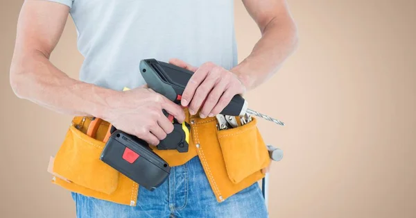 Handyman håller en borr maskin — Stockfoto