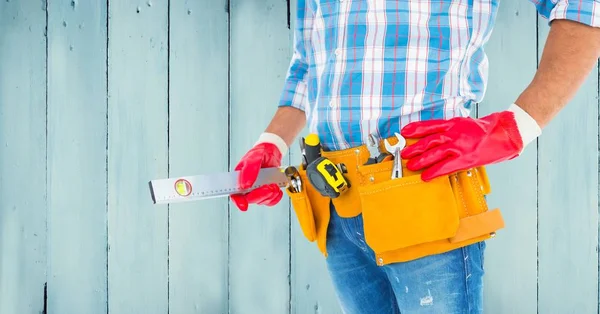 Handyman con cinturón de herramientas y nivel de ramillete — Foto de Stock