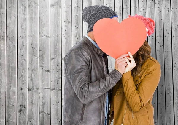 Romantisches Paar versteckt sein Gesicht hinter dem Herzen — Stockfoto