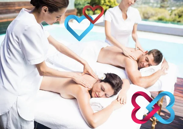 Paar ontvangende massage in spa — Stockfoto