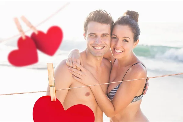 Casal abraçando uns aos outros na praia — Fotografia de Stock