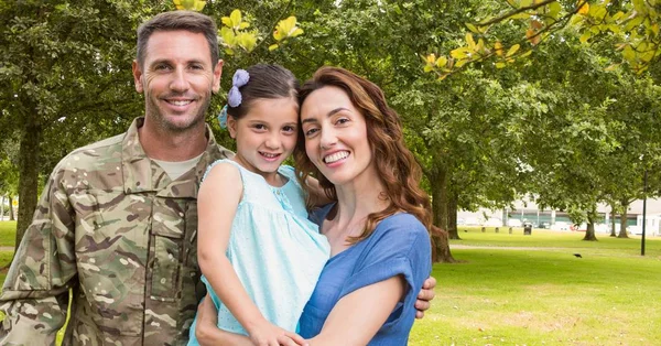 Soldado reunido com sua família — Fotografia de Stock