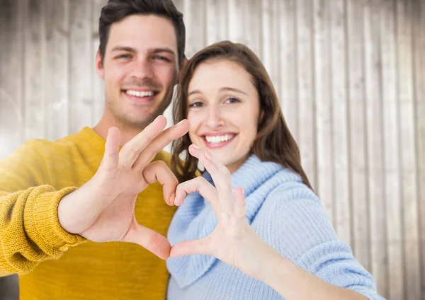 Pareja haciendo un símbolo del corazón con las manos — Foto de Stock