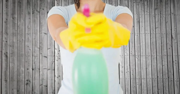 Mulher segurando frasco de spray — Fotografia de Stock