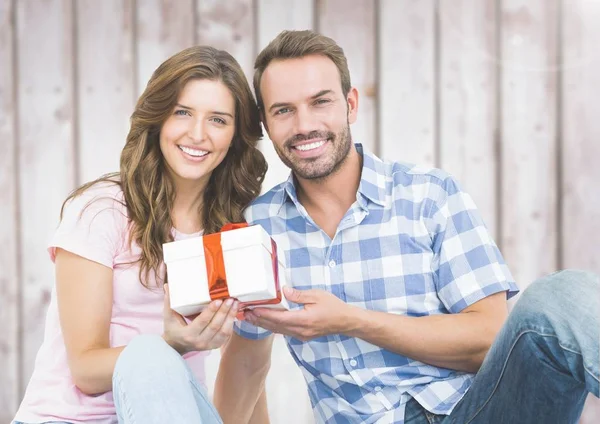 Uomo che dà un regalo alla donna — Foto Stock