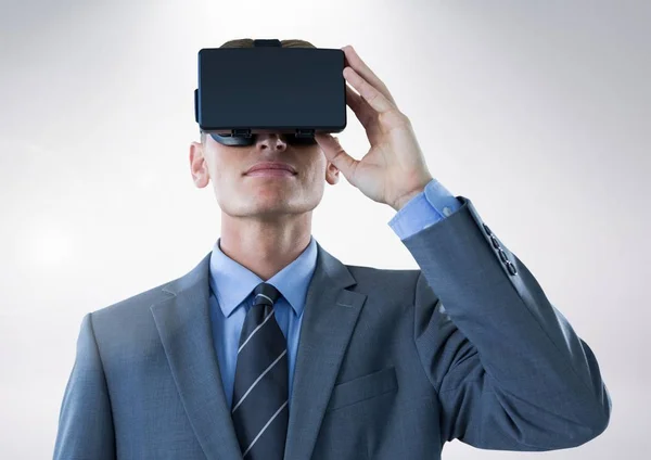 Zakenman die virtual reality-headset gebruikt — Stockfoto