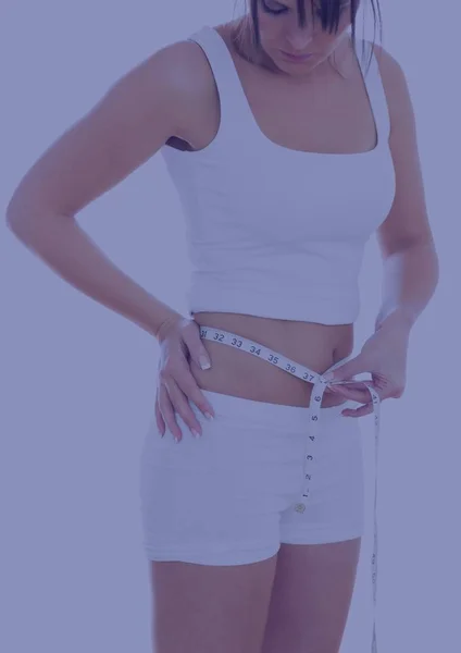 Mujer en ropa deportiva que mide la cintura — Foto de Stock