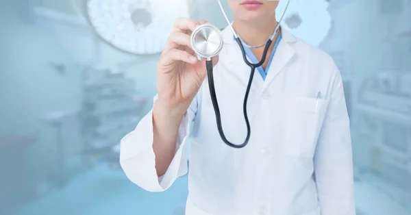 Médecin utilisant le stéthoscope — Photo