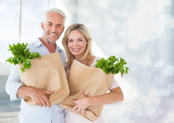 Pareja sosteniendo bolsas de compras —  Fotos de Stock