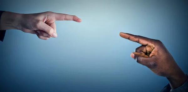 Imagen compuesta de la mano apuntando contra fondo azul — Foto de Stock