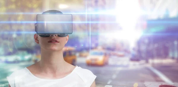 Imagem composta de mulher séria usando simulador de realidade virtual — Fotografia de Stock