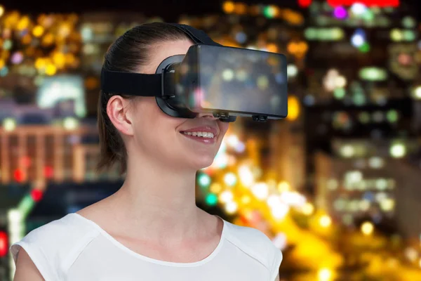 Mujer experimentando auriculares de realidad virtual — Foto de Stock