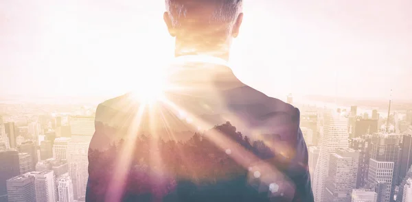 Imagem composta da visão traseira de um homem de negócios elegante — Fotografia de Stock