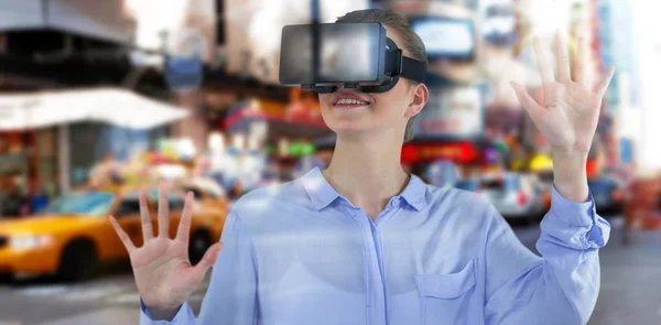 Imagem composta de empresária vivenciando a realidade virtual — Fotografia de Stock